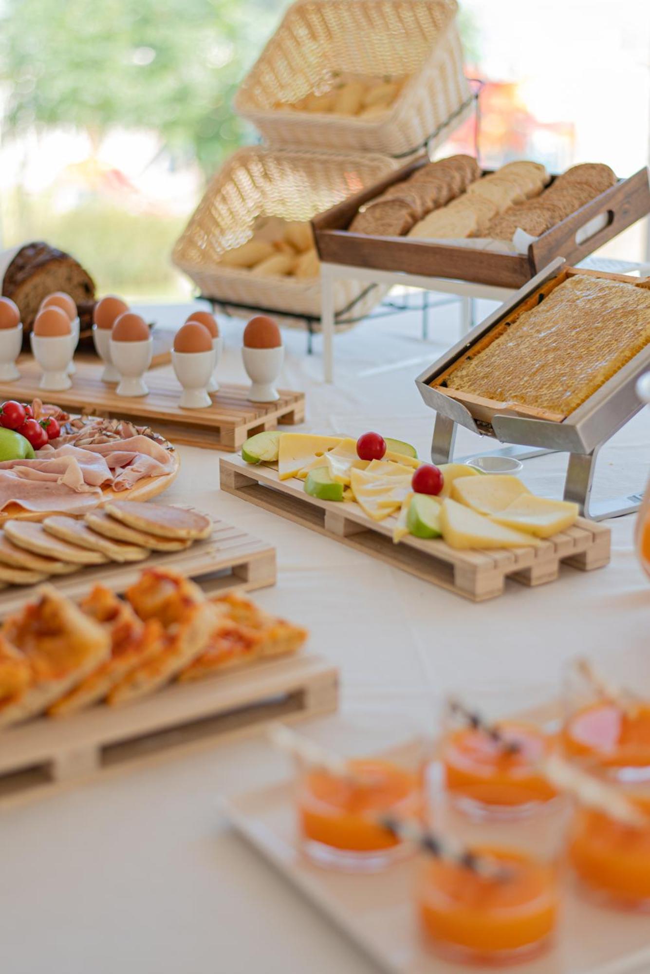 Ambasciatori Hotel - Beach Front -Breakfast Xxl & Brunch Until 12 30Pm Misano Adriatico Zewnętrze zdjęcie